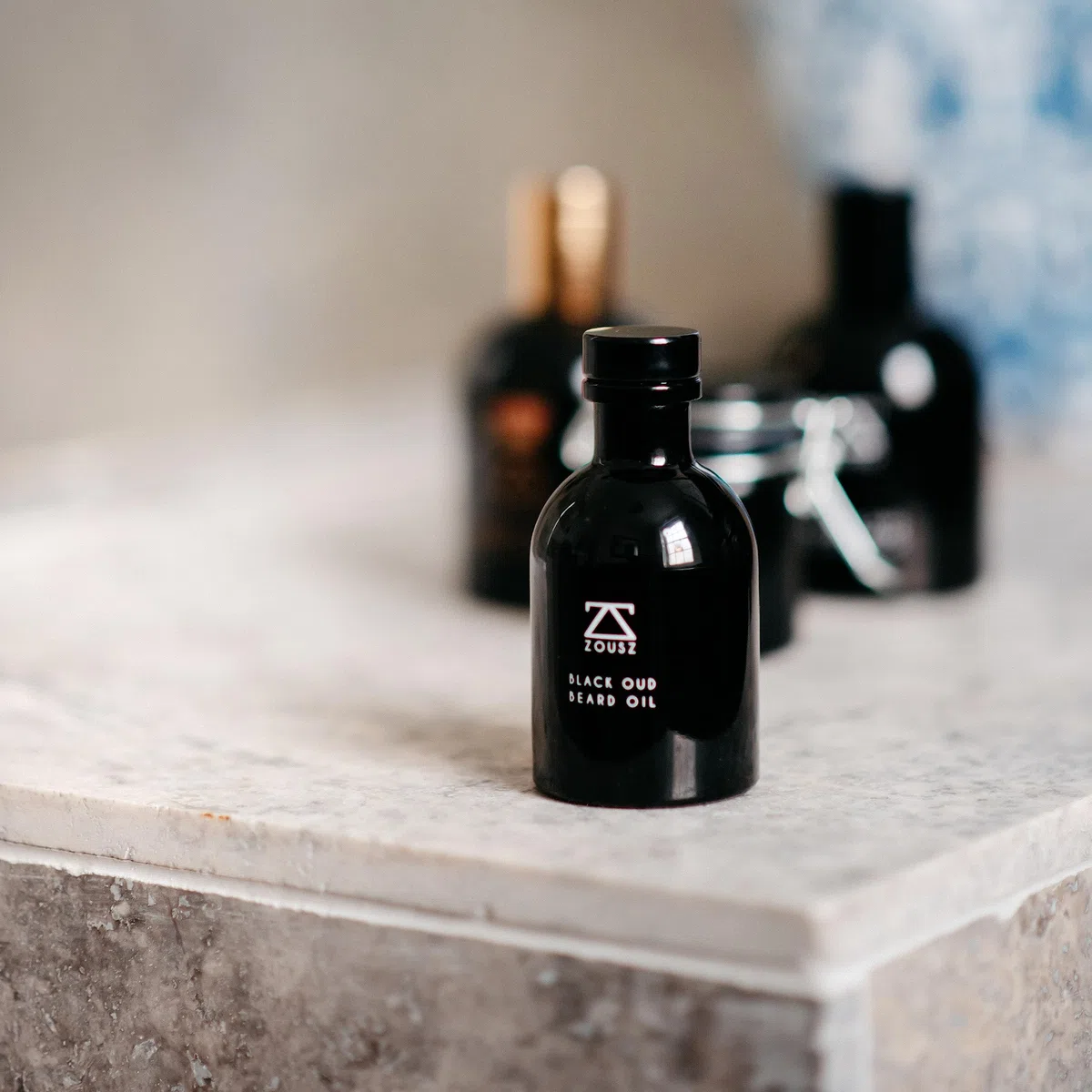 ZOUSZ Bartöl - Duftende Pflegeformel aus schwarzem Oud-Holz mit natürlichen Avocado-, Argan-, Macadamia-Ölen - Nicht-fettendes Bartpflege-Öl - Vegan-freundliches Geschenk für Männer - 50mL
