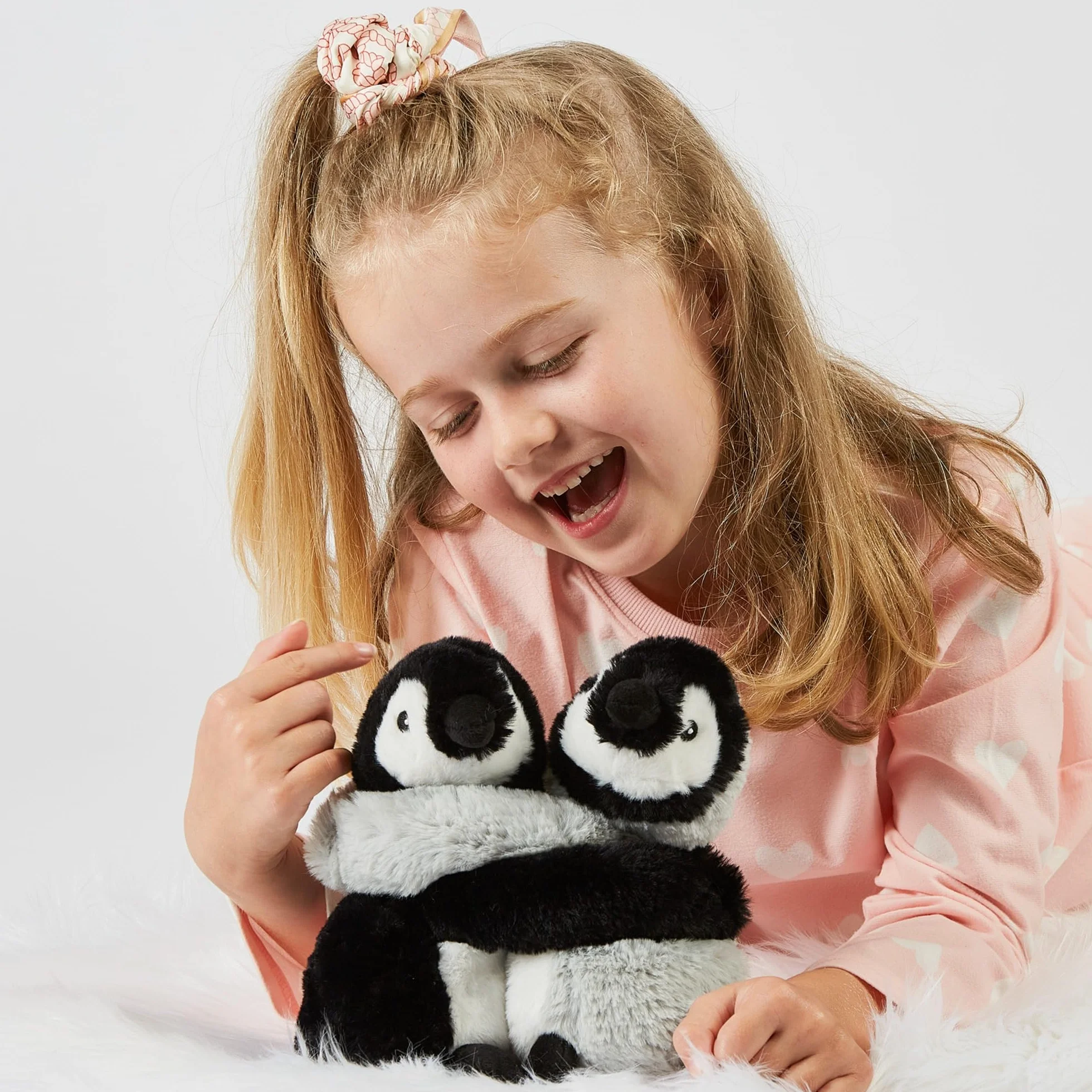 Warmies Warm Hugs Pinguin, mikrowellengeeignete Weizensäckchen mit dem Duft von französischem getrocknetem Lavendel, vollständig erwärmbares Kuscheltier zur Linderung von Angstzuständen und Schmerzen