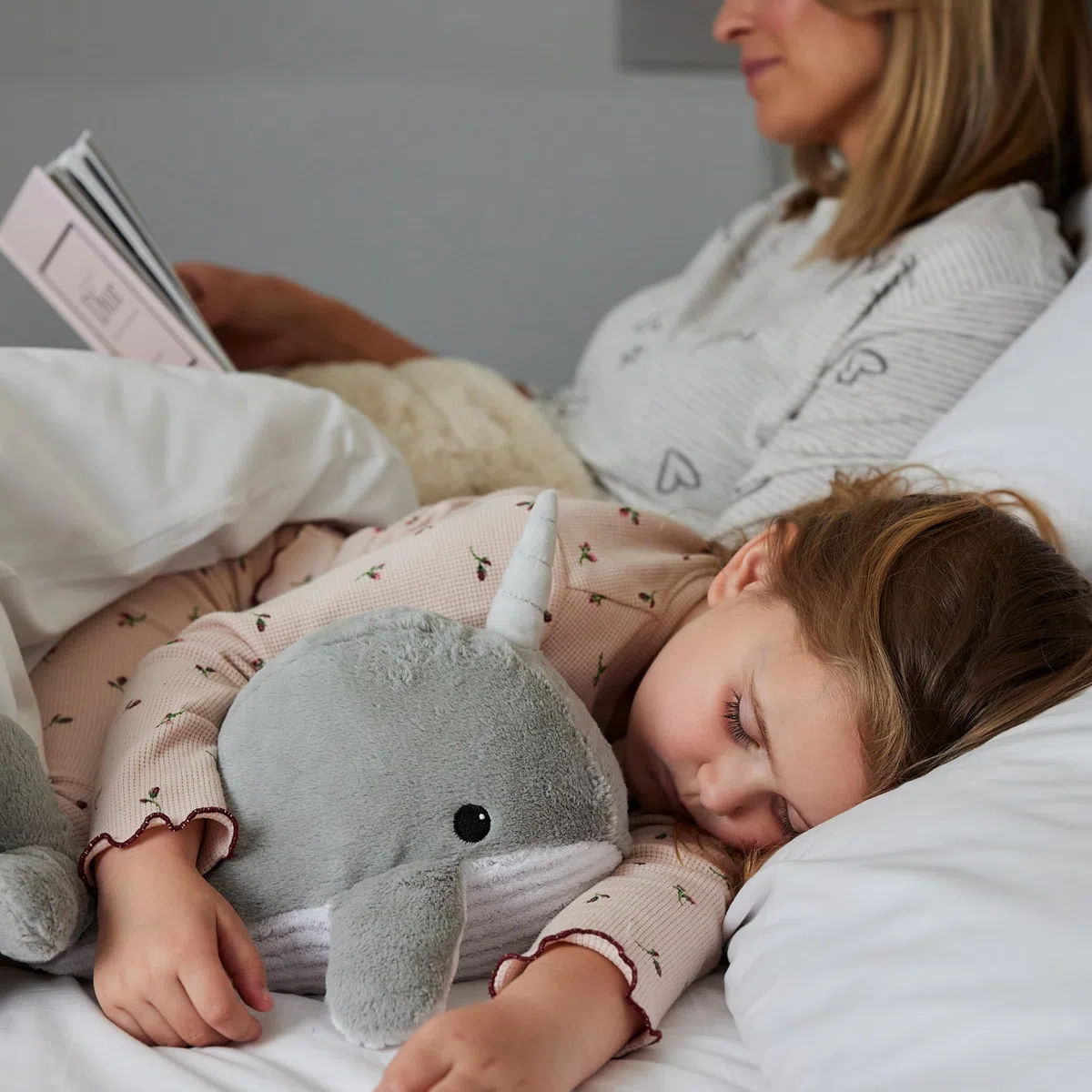 Warmies Plüsch Narwal Mikrowellen-Erwärmbarer Gewichteter Teddy mit französischem Lavendelduft, heißer oder kalter für kühle Entspannung und warme Linderung