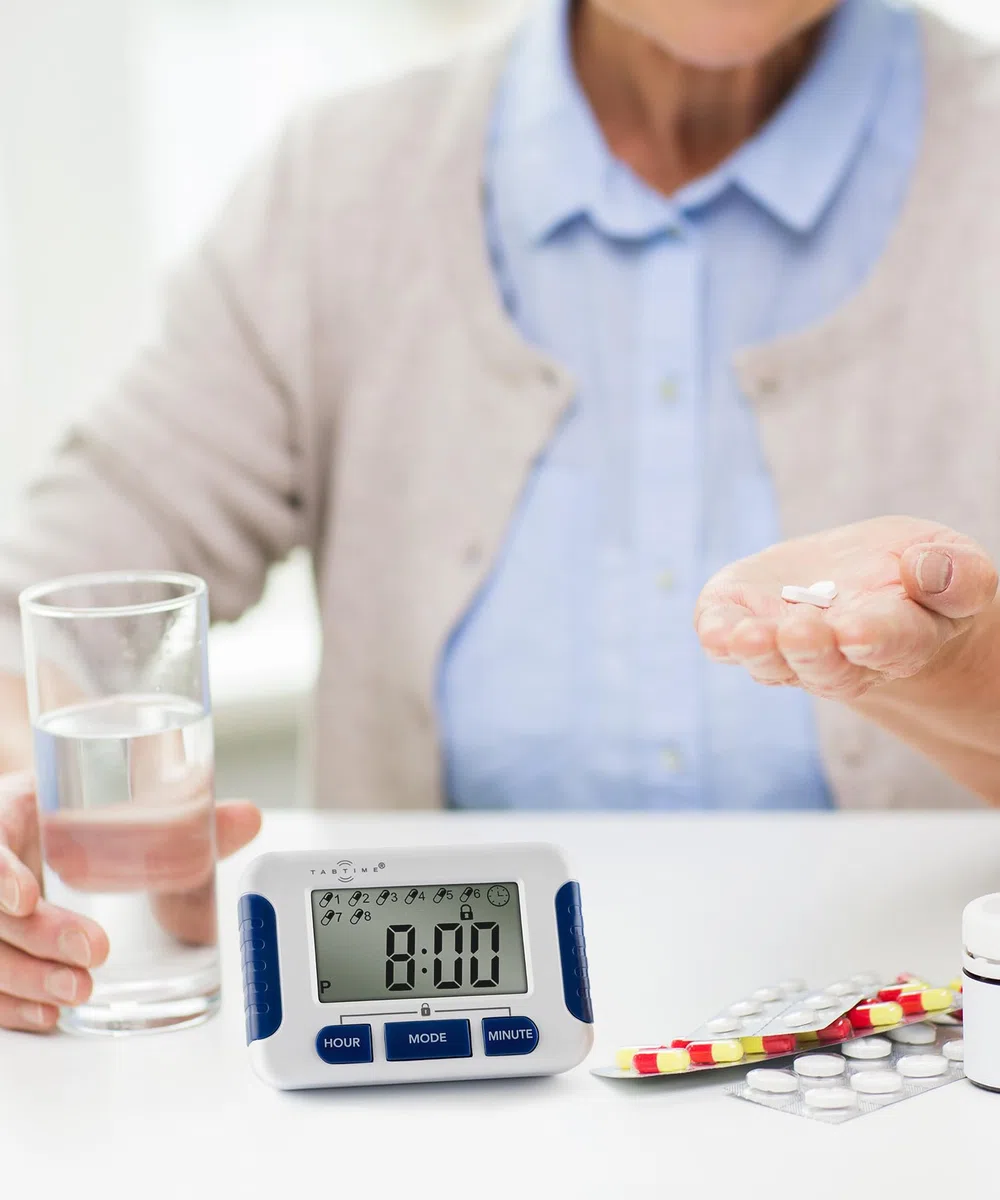 TabTime Timer (mit deutscher Anleitung), Pillenerinnerung, Medikamenten-Uhr/Wecker mit 8 Alarmen pro Tag, essentiell für Parkinson-Patienten
