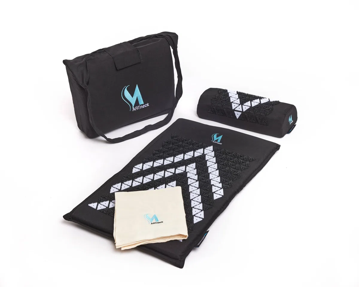 Akupressurmatte (Schwarz) - Das ORIGINAL von MARTneck -Natur Set Kokosfaser mit Kissen, Tuch und Tasche - Akupressurmatte zur Massage und Entspannung von Rücken und HWS