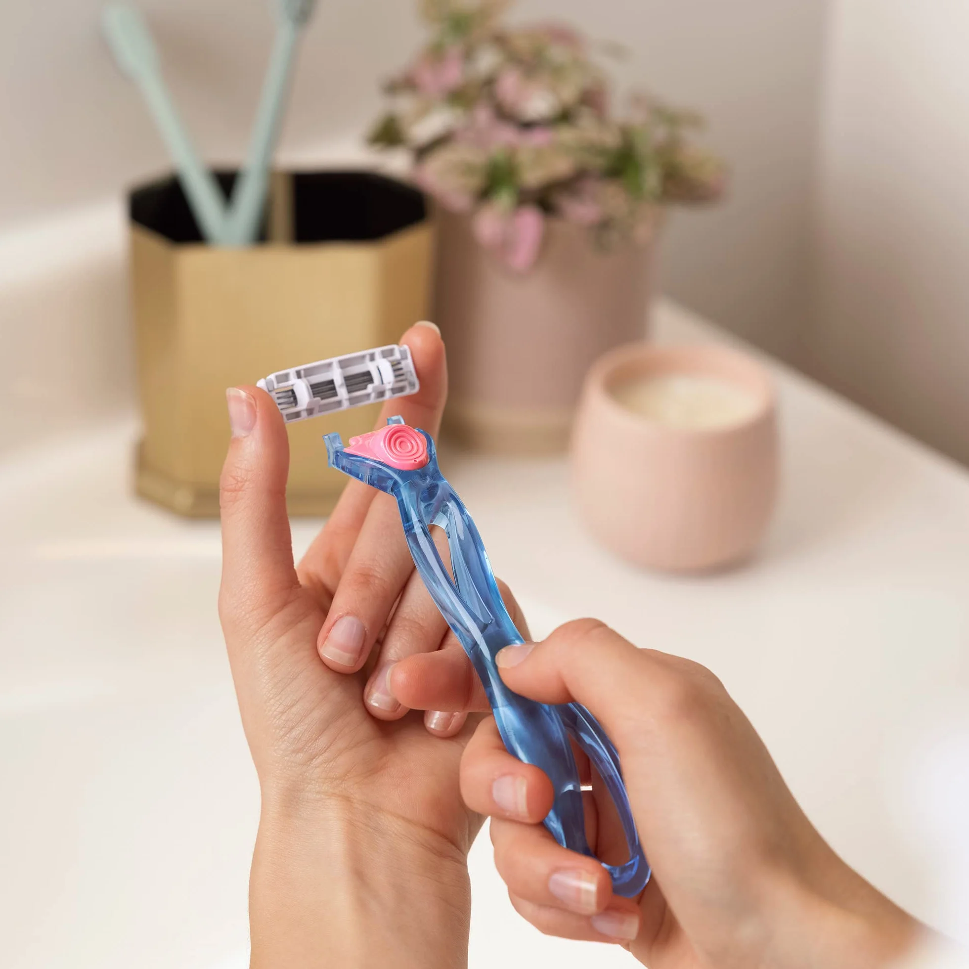 BIC Click 3 Soleil Sensitive Rasierer Damen, Nassrasierer mit 10 Wechselklingen mit je 3 Klingen, mit Aloe Vera & Vitamin E, aus recyceltem Material